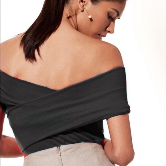 Aritzia  babaton TRENDY CROSS OFF-SHOULDER SHORT SLEEVE TOP - Picture 4 of 5